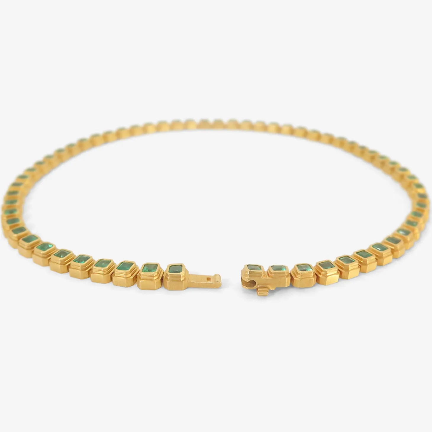 20k & colombian emerald ziggurat eternity necklace, 11.64ct
