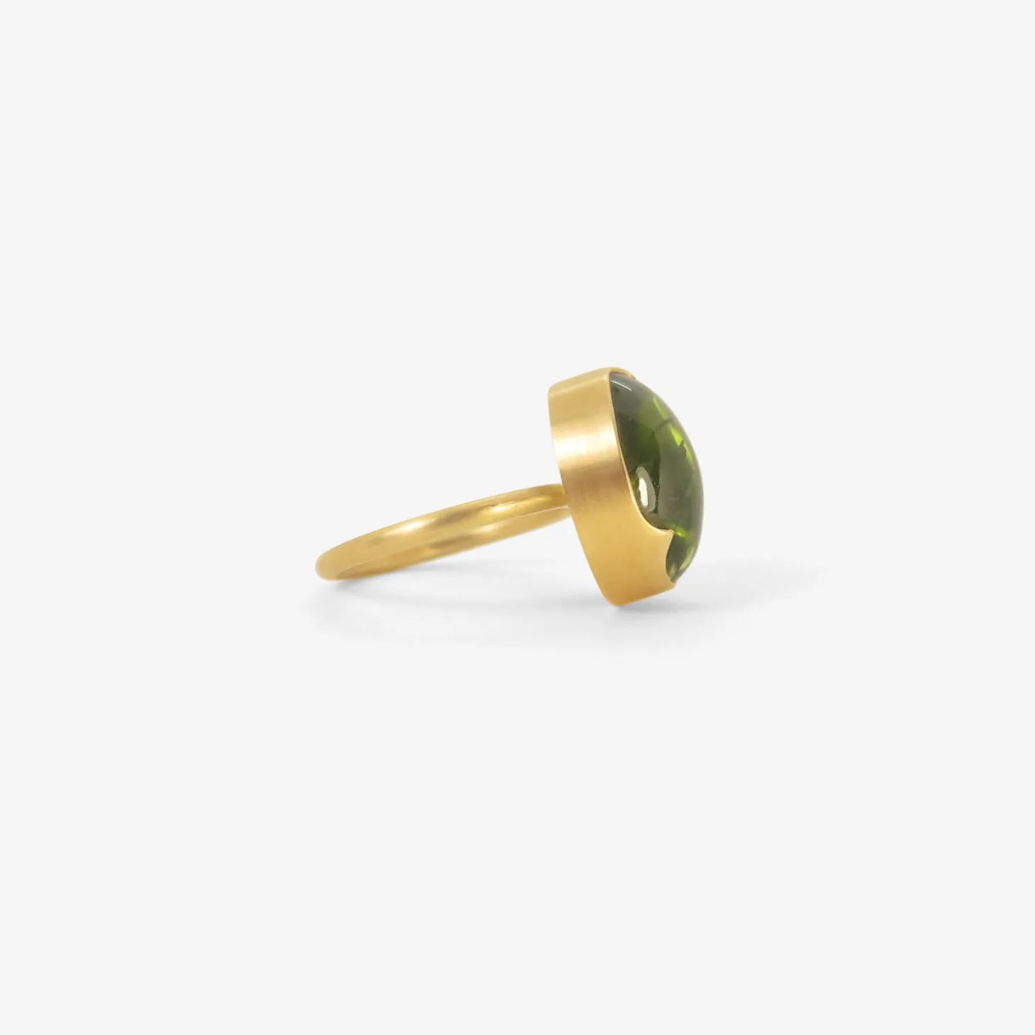 18k & large oval peridot ring, 12.32ct