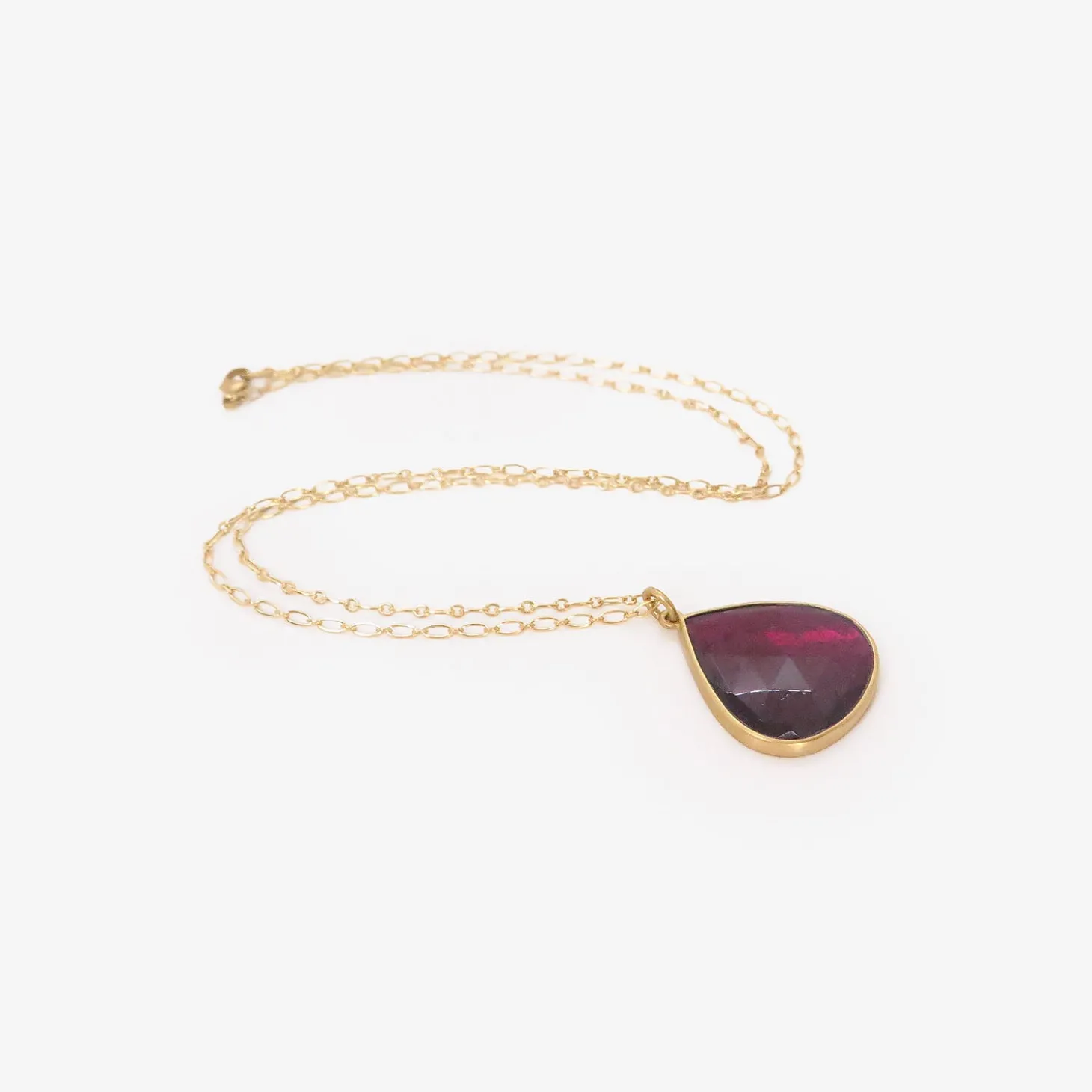 18k & large teardrop-shaped garnet pendant, 19.07ct