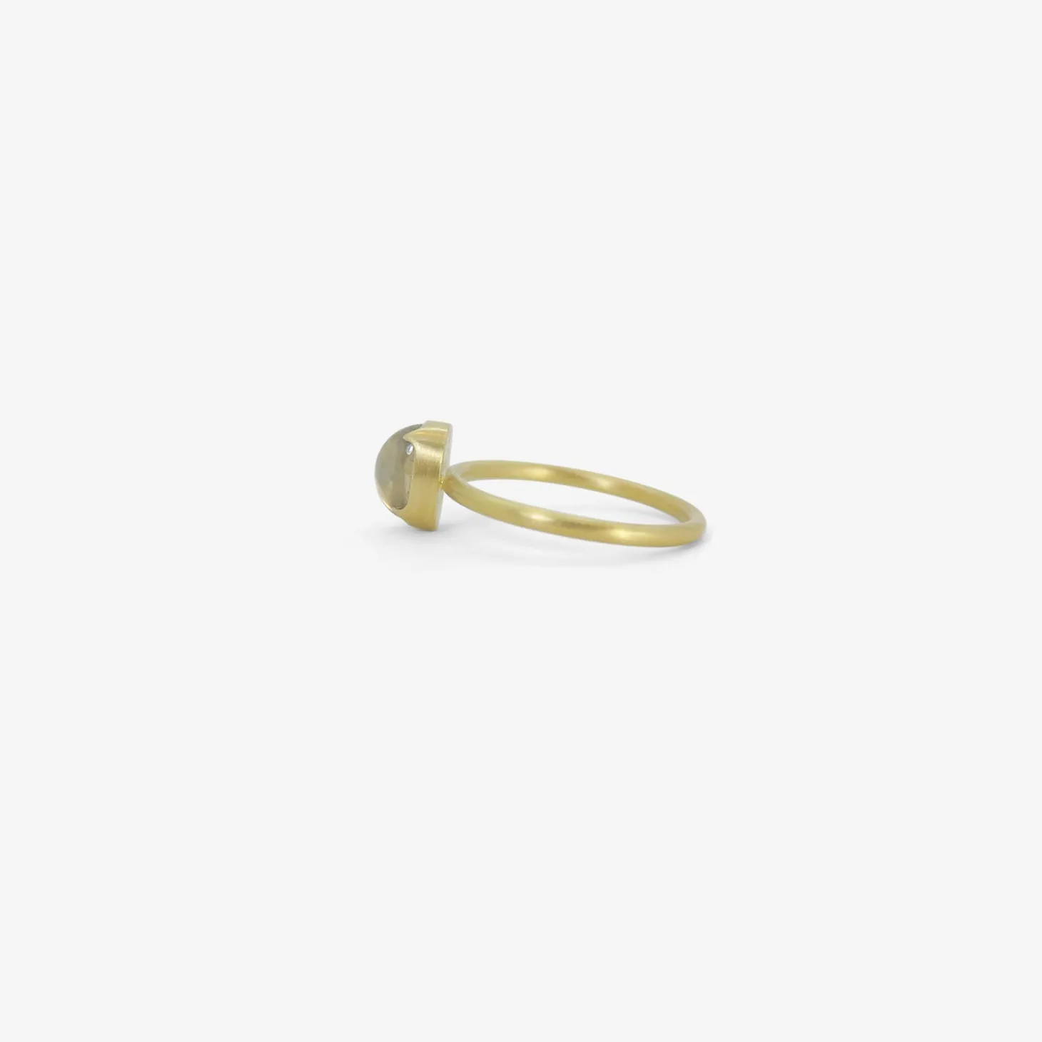 18k & oval cabochon diamond ring, 1.61ct