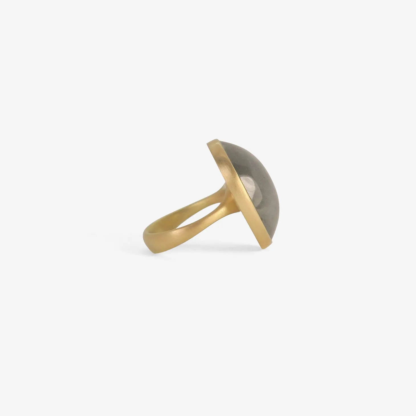 18k & oval dove grey labradorite ring, 20.69ct