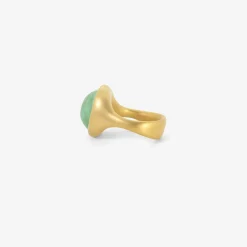 22k & oval emerald cast ring, 8.19ct