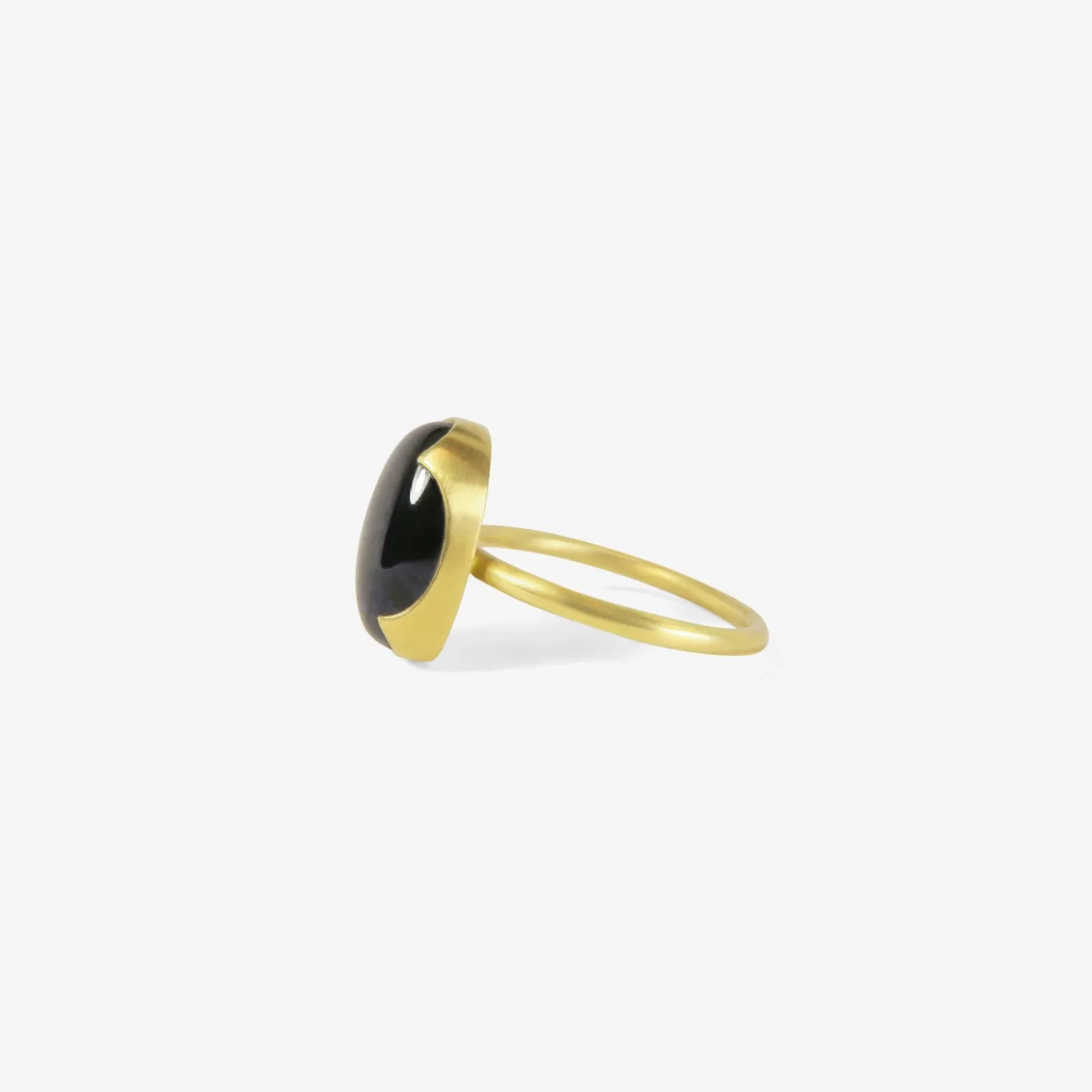 18k & oval iolite ring