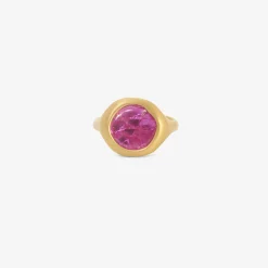 22k & ruby pebble cast ring, 3.57ct