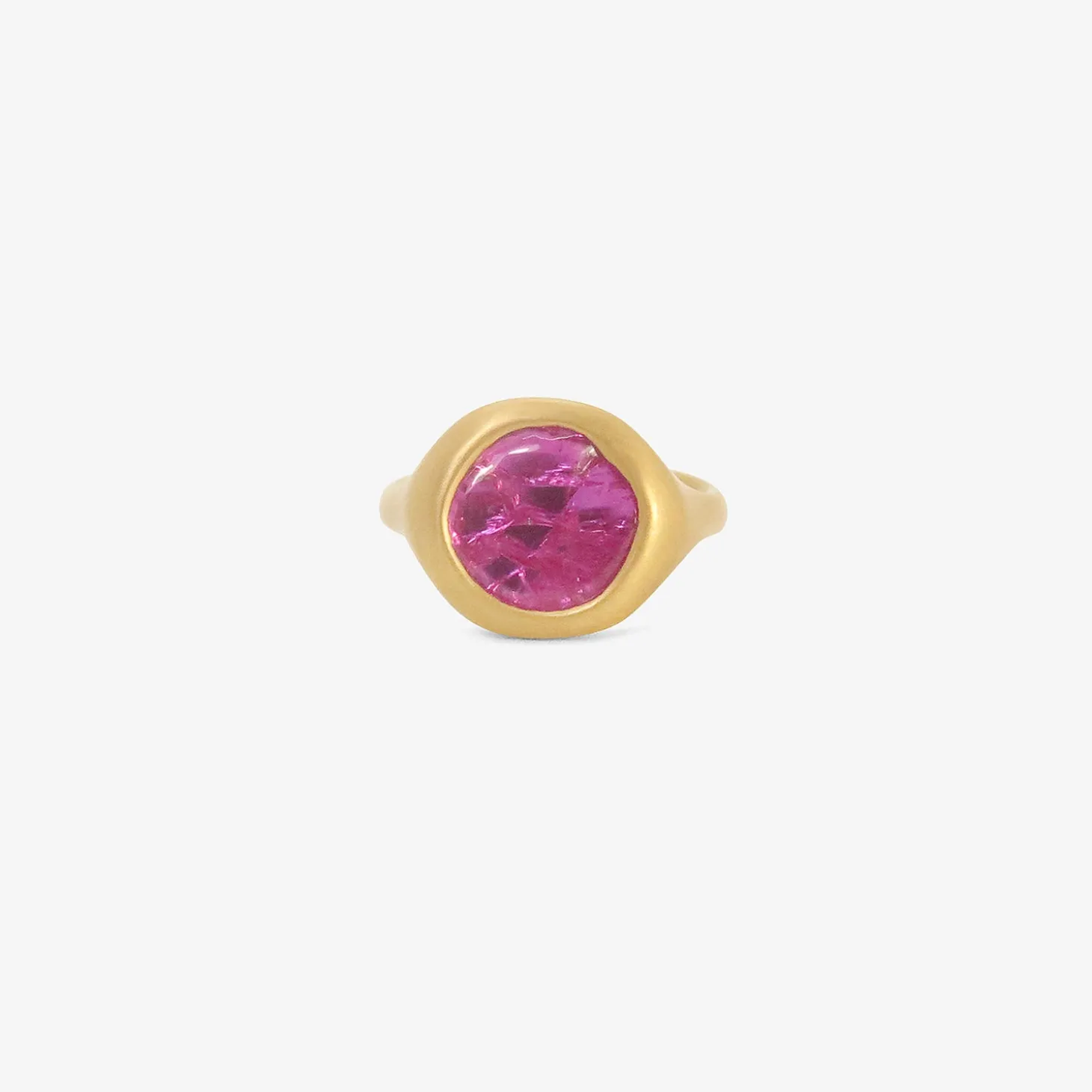 22k & ruby pebble cast ring, 3.57ct