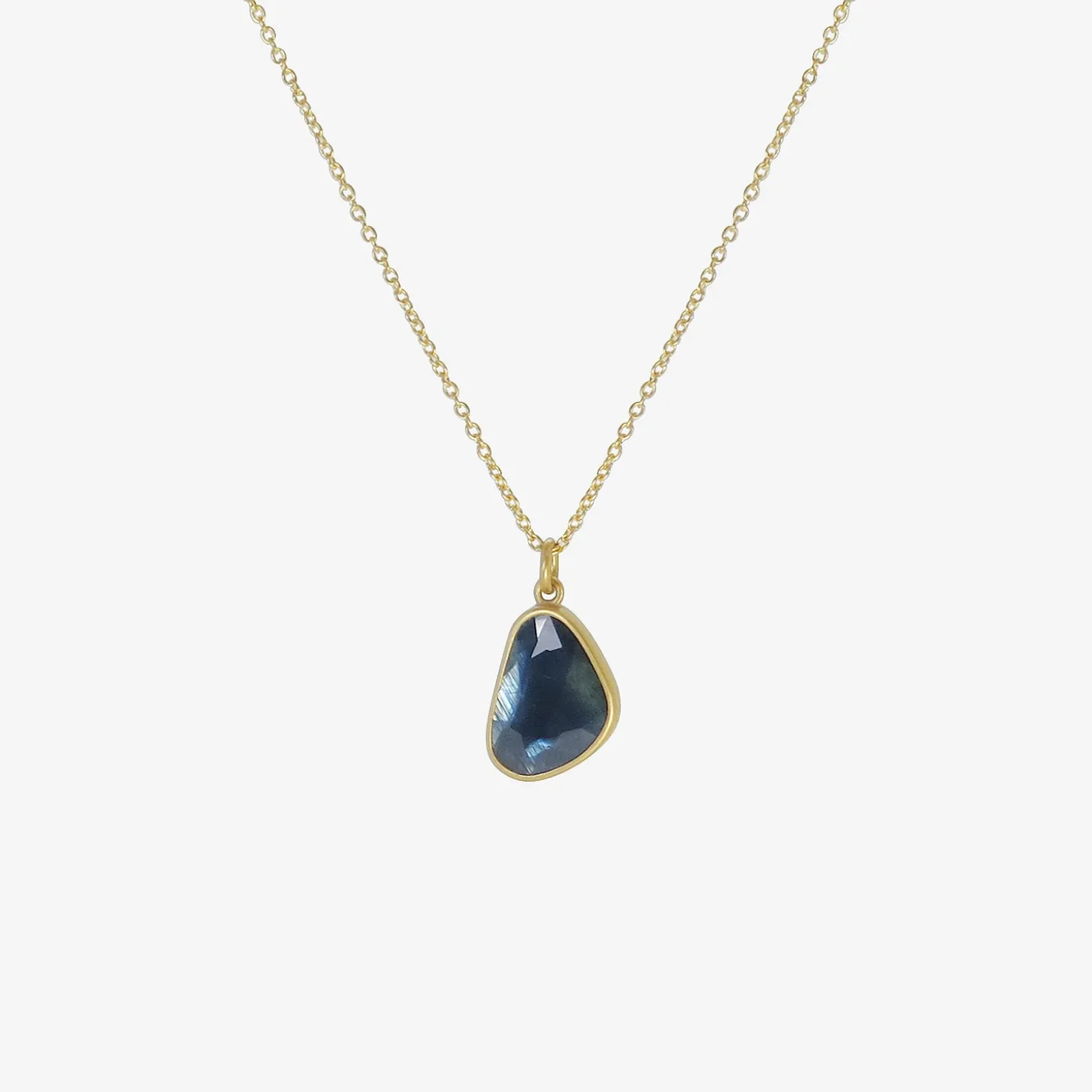 18k & stormy sapphire sequin pebble pendant, 4.39ct