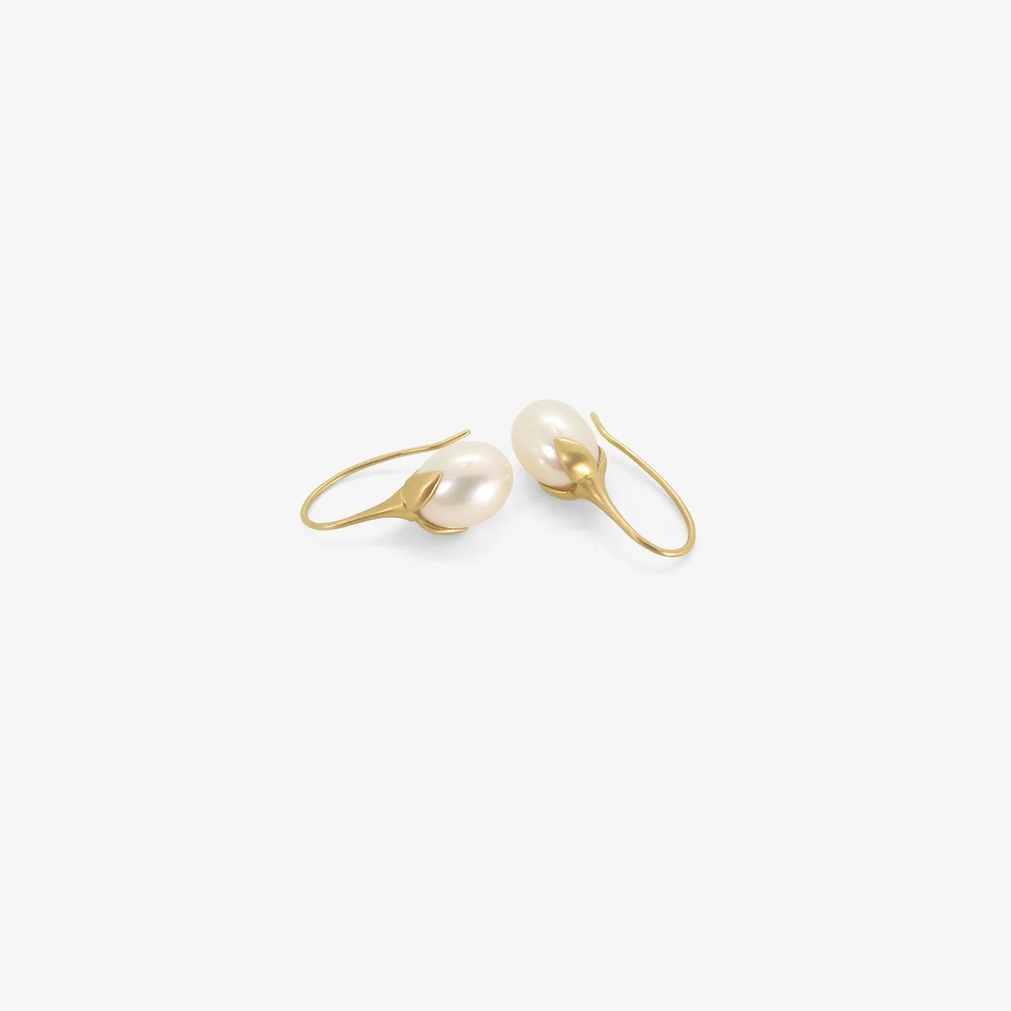 18k & white freshwater pearl eggplant earrings