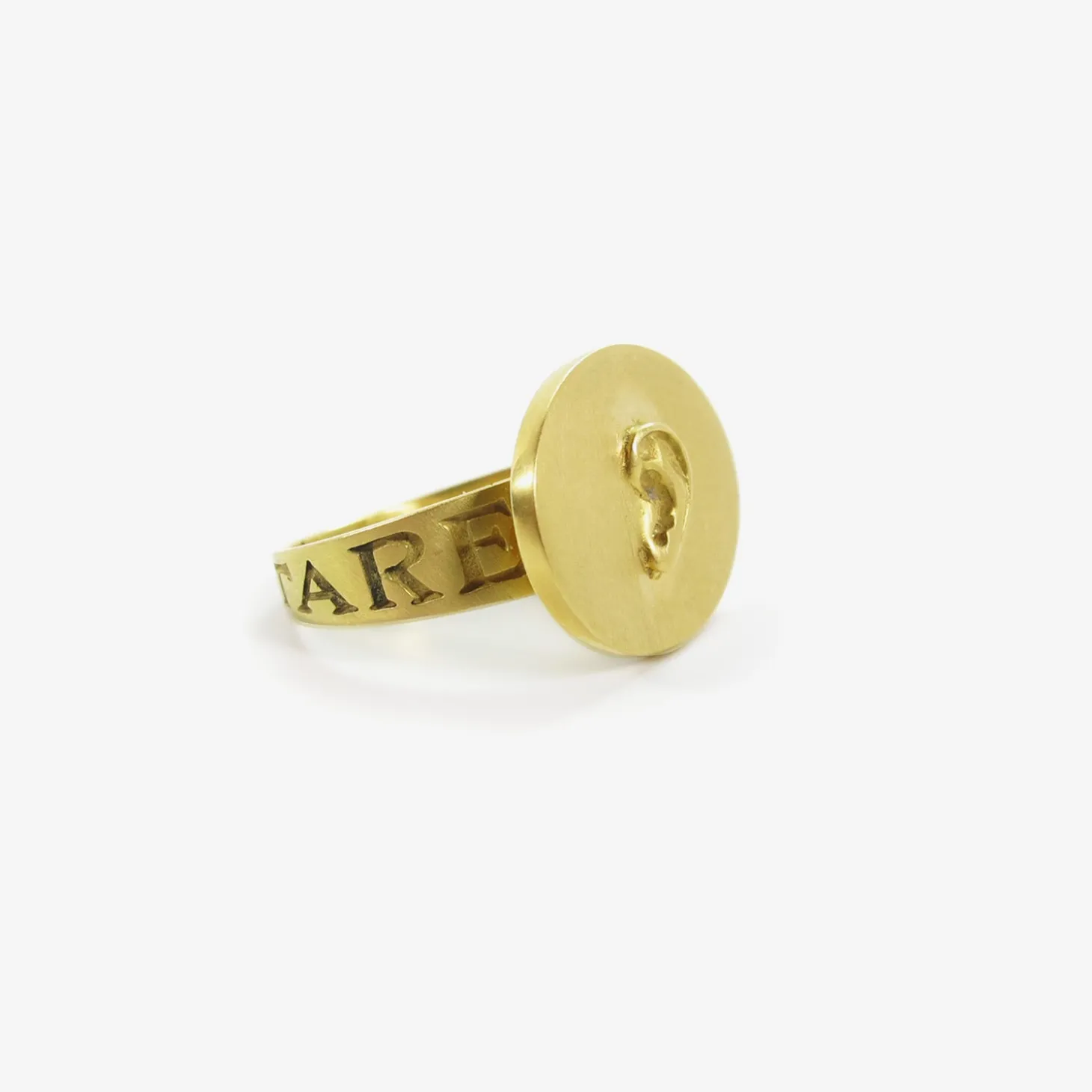 18k love token ring – “auscultare” – to listen