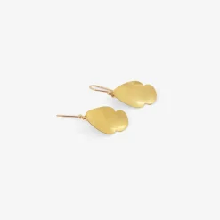 18k medium pear-shaped hammered scallop earrings