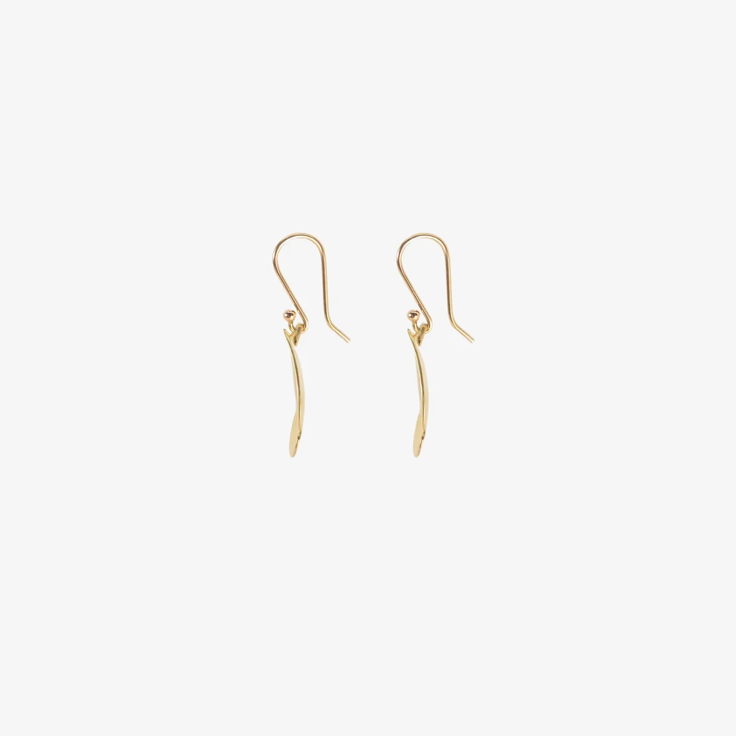 18k medium pear-shaped hammered scallop earrings