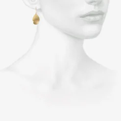 18k medium pear-shaped hammered scallop earrings
