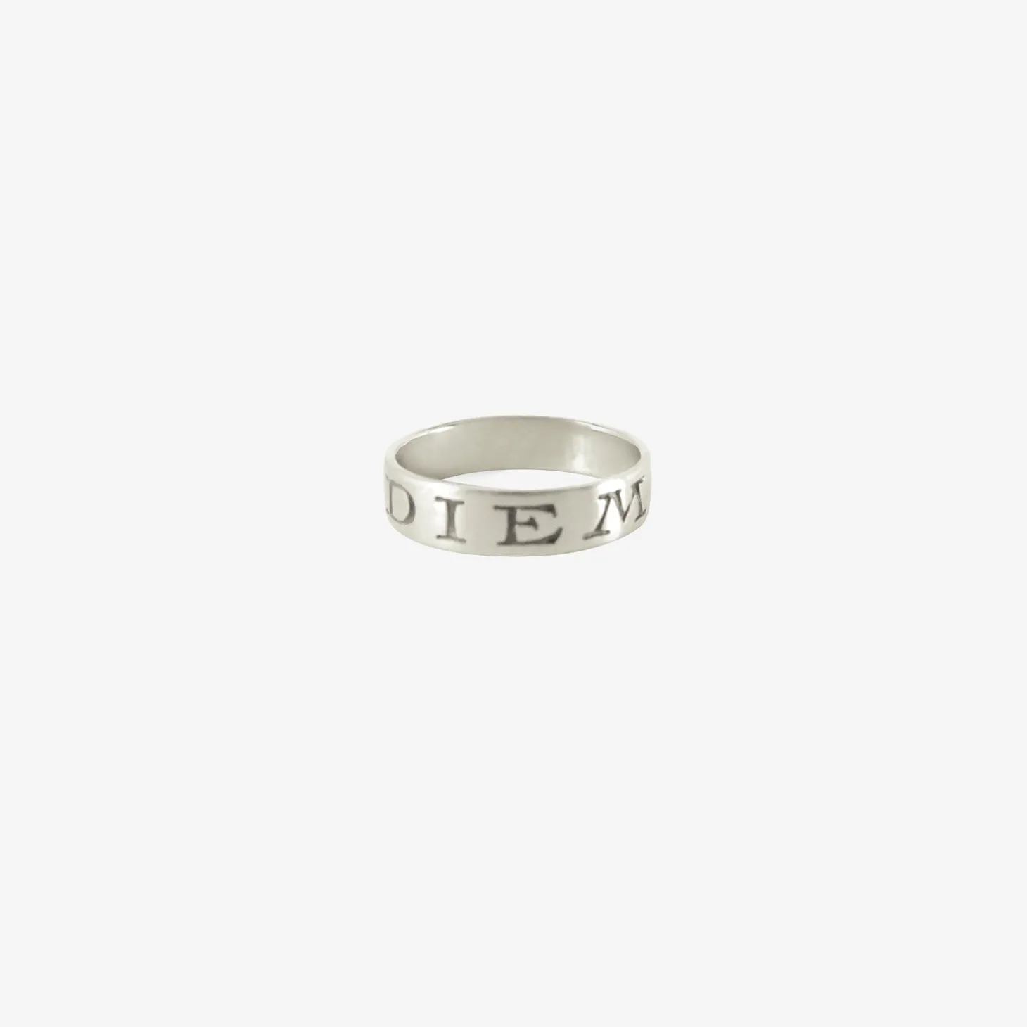 14k white gold latin inscription band – ‘carpe diem’ – seize the day